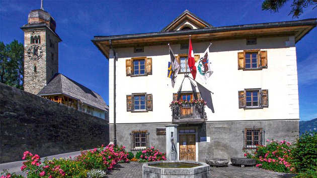 Das Museum Waltensburger Meister befindet sich gegenüber der Kirche mit den originalen Fresken Das Museum Waltensburger Meister befindet sich gegenüber der Kirche mit den originalen Fresken
