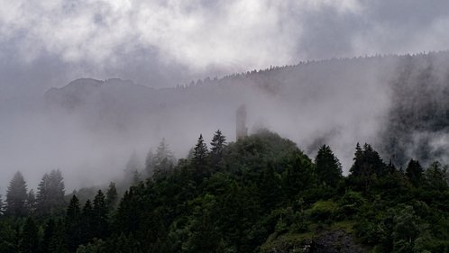 Die Burgruine Cagliatscha im Schams