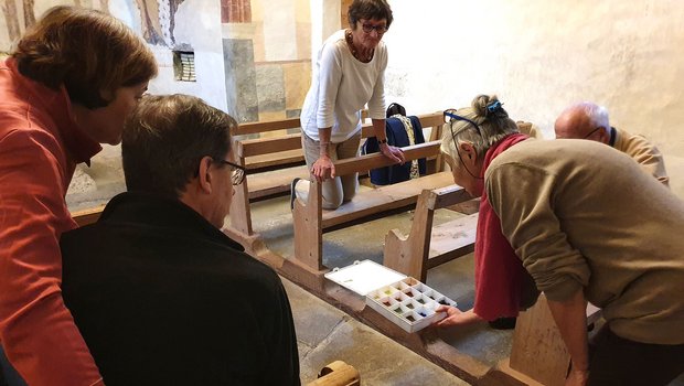 Workshop zu Verputztechniken in der Kirche von Clugin