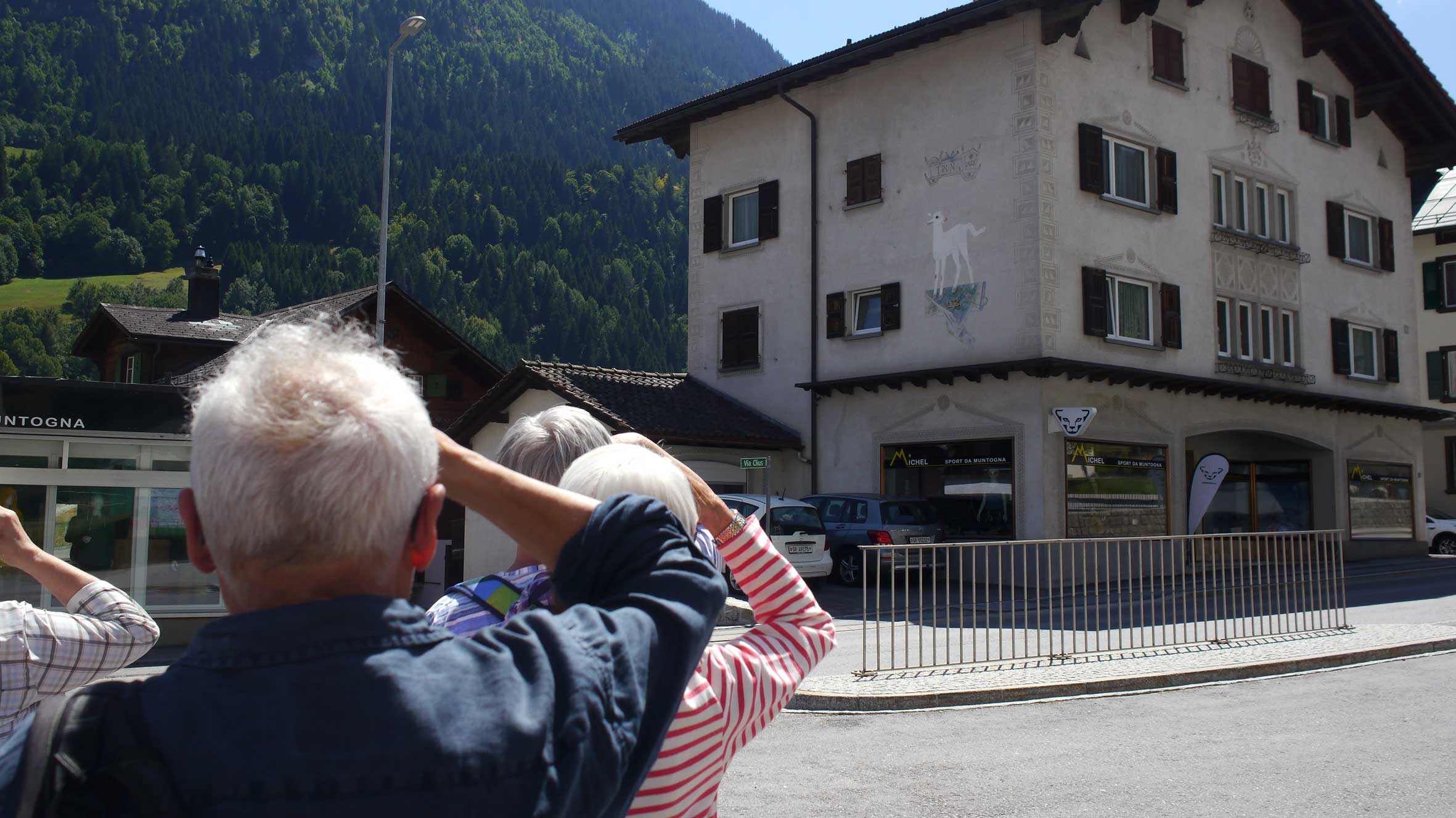 In Trun, dem Geburtsort von Alois Carigiet, sind an mehreren Häusern Werke dieses international bekannten Künstlers zu entdecken.