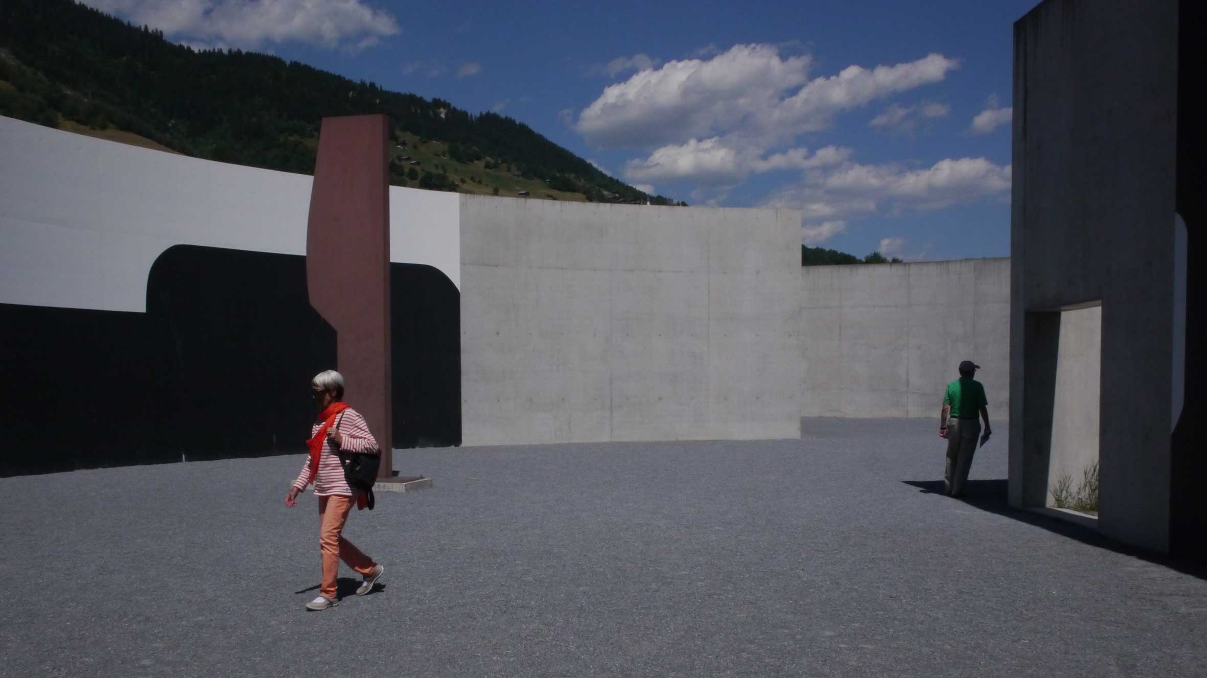 Die begehbare Skulptur "Ogna" von Matias Spescha: ein eindrückliches Kunstwerk des 21. Jahrhunderts